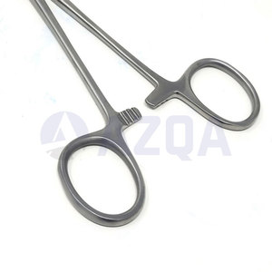 Pince à verrouillage incurvée en acier inoxydable de 5,5 pouces avec mâchoires semi-dentelées pour le piercing corporel et la fixation des tissus - Product Image 4