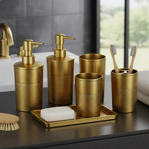 El brillo metálico añade profundidad y carácter a diseños de baños sencillos. El conjunto metálico completo proporciona un tema decorativo cohesivo. - Product Image 2