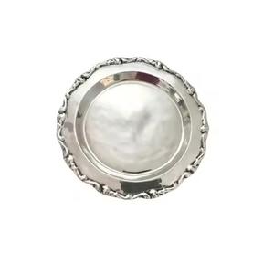 Plato de Metal Moderno con Superficie Brillante, Accesorio Decorativo para Mesa en Bodas, Fiestas y Celebraciones - Product Image 6