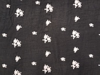 Tissu en mousseline noire tissée de qualité supérieure avec broderie florale blanche, style georgette froissée, pour vêtements pour garçons (vente en gros)