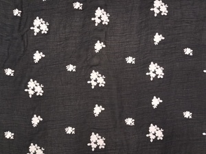 Tela de Chifón Negra Premium al por Mayor con Bordado Floral Blanco - Material Estilo Georgette Arrugado para Prendas de Vestir - Product Image 4