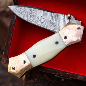 Navaja de Bolsillo Plegable Premium con Patrón Damasco Plateado, Mango Blanco Marfil y Empuñaduras de Cobre, Hoja Afilada para Actividades al Aire Libre - Product Image 1