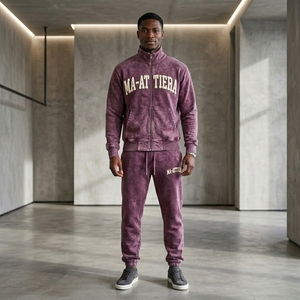 Ensemble de survêtement pour homme bordeaux délavé à l'acide avec veste zippée brodée et pantalon de jogging – Style streetwear, sportswear, activewear, décontracté - Product Image 6