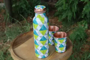 Juego de botellas de agua de cobre para cocina moderna con elegante diseño triangular azul y vasos de cobre a juego - Product Image 3