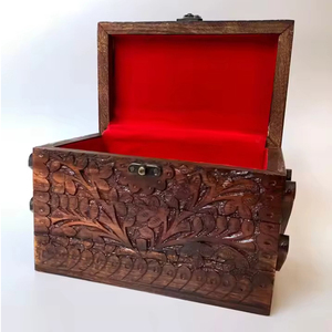 Coffre en bois sculpté à la main avec motifs floraux complexes et loquet antique pour un rangement charmant et moderne à la maison - Product Image 5