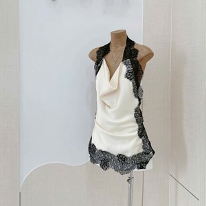 Robe longue élégante en satin blanc, sans bretelles, taille haute, coupe trapèze, avec bordure en dentelle noire contrastante, sans manches, respirante - Product Image 5