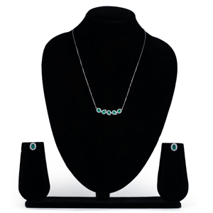 Ensemble de bijoux élégant en cristal vert émeraude avec boucles d'oreilles et collier pendentif en halo de diamants en argent sterling 925, design classique - Product Image 2