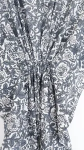 Vestido Kaftan Maxi con Estampado Floral en Bloques Grises Estilo Boho Chic, Cuello en V, Corte Holgado, Algodón, Informal, para Vacaciones y Playa - Product Image 5