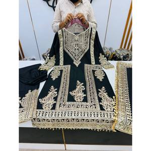 Ensemble haut-bas et dupatta pour femmes avec de riches broderies et des travaux de codage en séquence de perles - Product Image 5