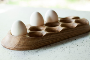 Soporte de madera para huevos con forma de huevo, organizador decorativo para almacenamiento de huevos con huevos incluidos, para encimera de cocina, mesa de desayuno, decoración de cocina - Product Image 1
