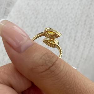 Anillo de compromiso de oro amarillo de 14K con diamante talla pera amarillo elegante y piedras laterales de diamante talla redonda, regalo nupcial - Product Image 4