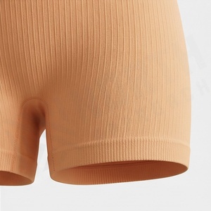 Ensemble de yoga deux pièces respirant et écologique pour femme, grande taille, avec short et haut, idéal pour la course, la gym et le fitness, avec logo avant - Product Image 6