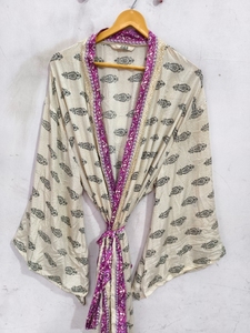 Kimono de Seda de Lujo con Parches, Túnica Larga para Dormir o Cubrir el Bikini, Kimono de Sari de Seda Reciclada Vintage Hecho a Mano en India - Product Image 1
