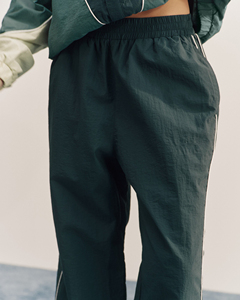 Pantalon de survêtement OEM/ODM pour femme, design personnalisé, couleur unie, avec bandes latérales contrastantes, taille mi-haute, coupe ample, en tissu de haute qualité - Product Image 3