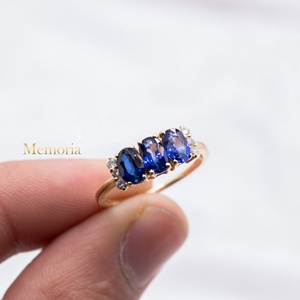 Anillo de Oro Amarillo Sólido de 18K con Tres Piedras de Zafiro Azul Ovalado Natural y Diamantes, Joyería Fina, Memoria Jewels, Venta al Por Mayor - Product Image 2