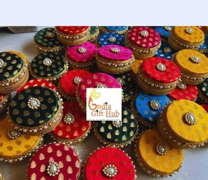 Caja de Regalo Tradicional de Acero Inoxidable con Diseño Especial de Tela Estampada con Ganesha y Laddoo para Regalos de Boda - Product Image 3