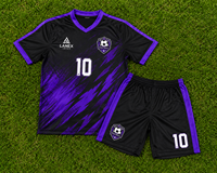 Seragam Sepak Bola Kustom Sublimasi 100% Poliester Cepat Kering Set Jersey Celana Pendek Kaos Kaki Hitam V Neck Pakaian Olahraga Tim Nama