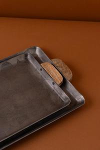 Bandeja de Servicio Rectangular de Metal Gris Carbón de Lujo al por Mayor, Plato para Hotel con Textura Geométrica y Asas de Madera - Product Image 4