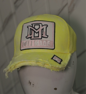 Gorra Trucker de Malla Amarilla con Logotipo MD Bordado y Parche Número 3, Estilo Urbano, Ajustable, Unisex - Product Image 5