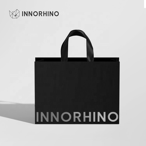 Bolsa de Compras de Papel Negro de Lujo Personalizada, Papel Artístico Mate Laminado con Asa de Cinta, Reutilizable, para Empaque de Ropa de Marca - Product Image 1