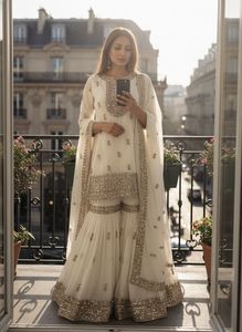Ensemble prêt-à-porter entièrement cousu avec haut en faux georgette orné de broderies Zari et de pierres véritables, pantalon Sharara et dupatta. - Product Image 4