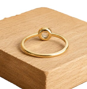 Bague Solitaire Minimaliste en Or Massif 10K 14K 18K Certifiée IGI, Sertie de Moissanite et Diamant de Laboratoire Rond, Vente en Gros pour Anniversaire - Product Image 4
