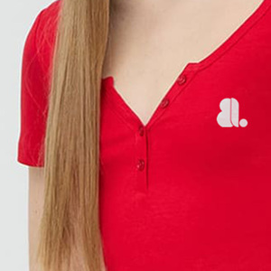 T-shirt pour femme, rouge uni, manches courtes, col rond, avec logo, coupe classique, décontracté, 100% coton biologique, à porter au printemps et en été - Product Image 3