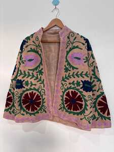 Chaqueta de terciopelo bordada Suzani para mujer, estilo bohemio, hecha a mano en India - Product Image 5
