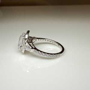 Bague à trois pierres en moissanite de style classique, coupe émeraude, 2 carats, en argent 925, pour femme, cadeau d'anniversaire pour partenaire - Product Image 3