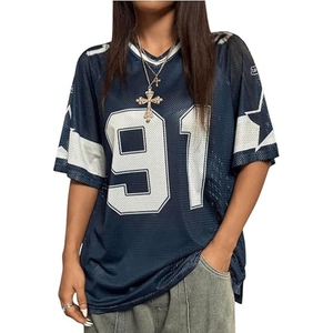 Camiseta gráfica de fútbol para mujer, cuello en V, manga corta, holgada, estilo urbano - Product Image 1