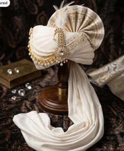 Safa de Seda Beige para Boda con Adornos de Perlas y Cristales, Kalgi de Pavo Real, Pagdi Tradicional Indio para Novio, Turbante de Diseño para Novia - Product Image 6