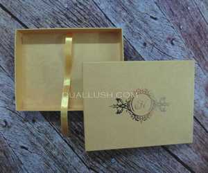 Boîte cadeau rigide dorée avec couvercle amovible, monogramme en feuille d'aluminium et ruban de satin, boîte pour invitation de mariage - Product Image 3