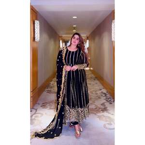 ชุดพรอมแฟนซีตัด naira กับงานปักด้านล่างและลำดับ dupatta - Product Image 3