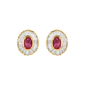 Pendientes de Oro Amarillo de 18k con Rubí Ovalado Natural y Halo de Diamantes Baguette, Joyas Memoria, Venta al Por Mayor - Product Image 1