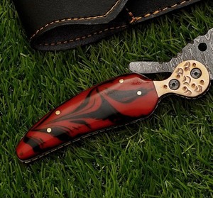 Cuchillo plegable de camping de grado industrial/DIY hecho a mano, de 7.5 pulgadas, con mango de resina y acero de Damasco, con funda de cuero. - Product Image 2