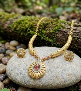 DIVYORO Conjunto de collar chapado en oro con diseño de flor de circonita para mujer, joyería de boda, estilo clásico, origen Orissa - Product Image 4