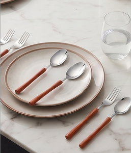 Ensemble de couverts minimalistes avec manches en bois, acier poli miroir, passe au lave-vaisselle, idéal pour les événements de restauration - Product Image 4