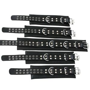 Conjunto de Collar y Esposas de Cuero Negro con Hebillas y Anillos Metálicos - Product Image 5