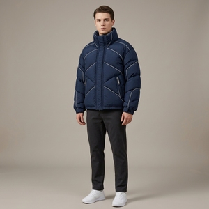 Chaqueta acolchada azul marino para hombre con ribetes reflectantes, cuello alto, cierre completo y aislamiento para invierno y actividades al aire libre. - Product Image 3