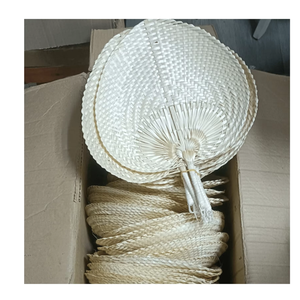 Éventail artisanal vietnamien en feuilles de palmier tressées naturelles pour la décoration intérieure, les cadeaux de mariage et la vente en gros - Product Image 1