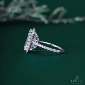 Bague de fiançailles de luxe en or blanc 18 carats avec diamant de laboratoire taille émeraude 6,06 carats, halo caché et pavé, bijoux personnalisés directement de l'usine - Product Image 5