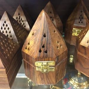 Brûleur à Bakhoor portable en résine et bois pour une fragrance intérieure intense et agréable et une décoration d'intérieur à prix raisonnable, achetez maintenant - Product Image 2