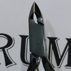 Cortacutículas de color negro con mango redondo de doble resorte, de acero inoxidable, para manicura - Product Image 2