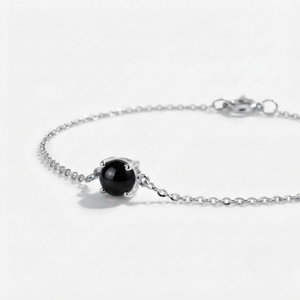 Pulsera de eslabones de plata de ley Rhodia Rhaya Jewels con ónix negro cabujón solitario geométrico clásico y engaste de puntas - Product Image 1