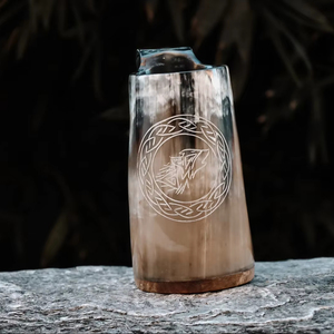 Auténtica Jarra Vikinga Artesanal de Cuerno – Jarra Premium de Cuerno de Búfalo para Cerveza, Hidromiel y Bar en Casa – Regalo Único para Padrinos de Boda - Product Image 1