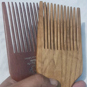 Peines para el cabello de madera 100% natural hechos a mano, desenredantes, artesanías de madera de la India en venta. - Product Image 1