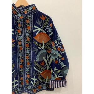 Veste unisexe Suzani en velours brodé à la main, motif floral, col montant, manches longues, hiver, écologique, respirante, longueur standard - Product Image 3