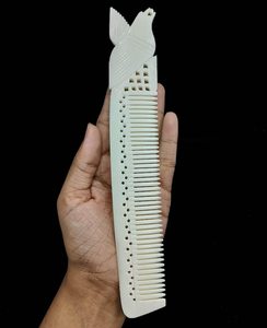 หวีทำมือจากกระดูกควายที่ยั่งยืนทนทาน ใช้ได้ทุกวัน ช่วยให้ผมไม่พันกัน HS Husain Crafts Art & Collectible - Product Image 3
