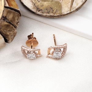 ต่างหูแบบติดหูทรงโค้งประดับเพชรทรงบาแกตต์ทองคำแท้ 18K สีโรสโกลด์จาก Memoria Jewels ขายส่ง - Product Image 2