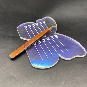 Carreau de cils en acrylique en forme de papillon imprimé de logo personnalisé avec aimant et pince à épiler Accessoire de table durable - Product Image 2